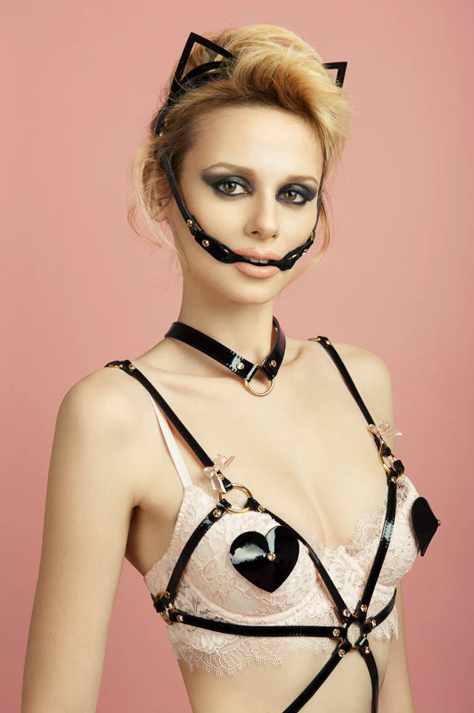 セクシーが際立つパテントレザーカラー【Nenette Collar】