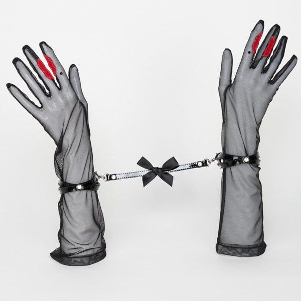 ハンドメイドの最高級メッシュグローブ×チェーンカフ【Kiss Gloves】
